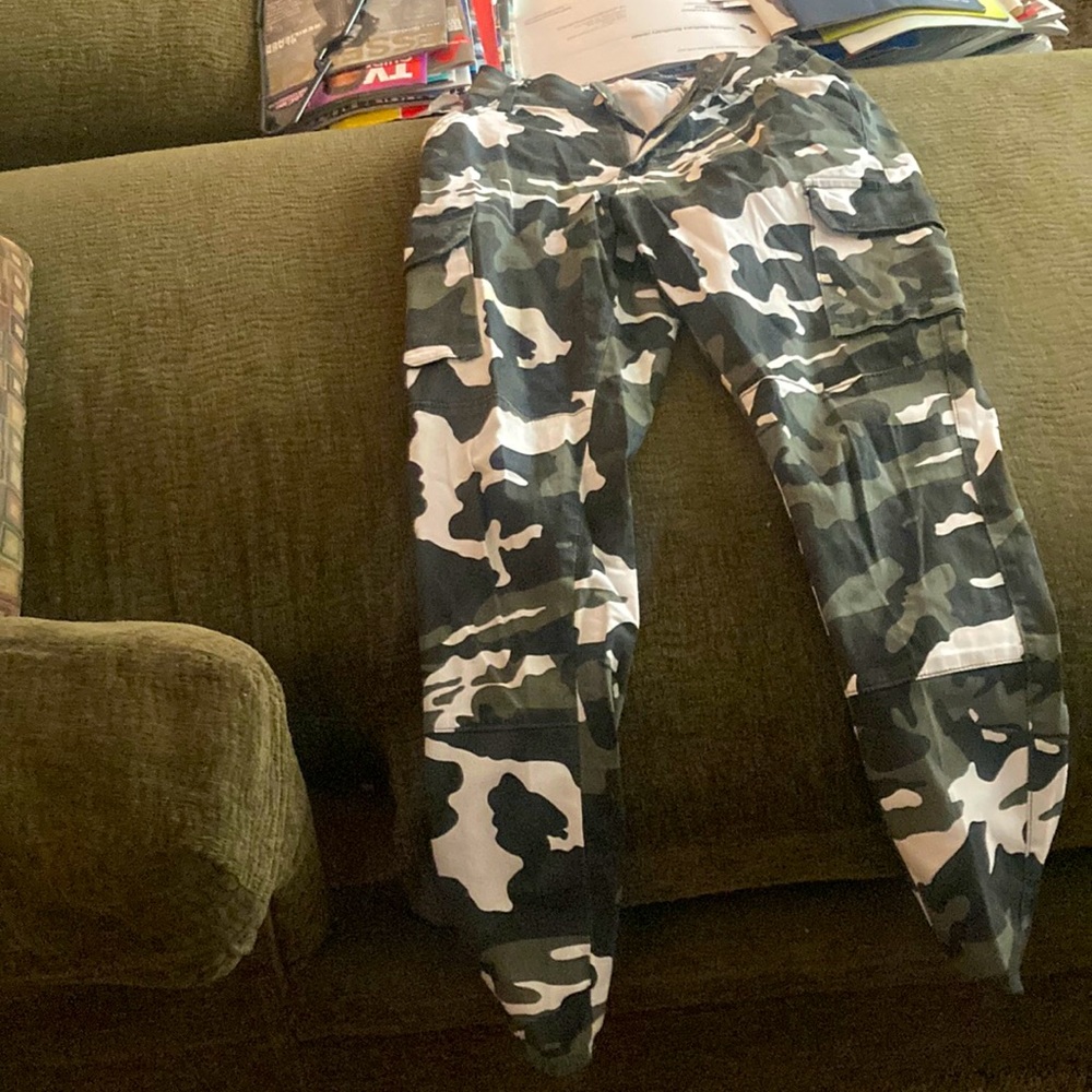 Selling these cute cargo pants that no longer fit me